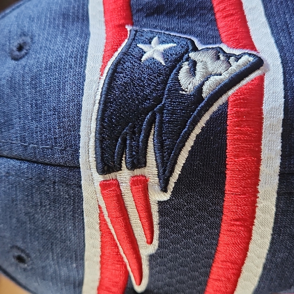 New Era, Sz Med/ Large, Patriots Hat w Red & White Stripes - Picture 7 of 8